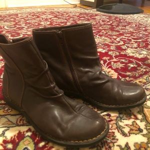Clark’s women’s brown leather boots